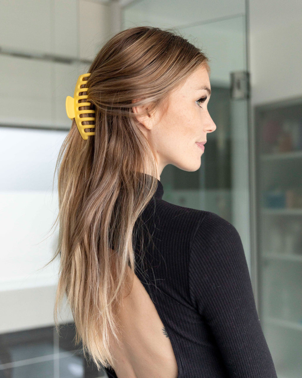 Hair clip claw, hair clip curly hair, hair clip claw styles, hair clip big, claw clip big, claw clip for thick hair, claw clip for braids, claw clip for thick curly hair, claw clip hairstyles, claw clip messy bun, claw clip medium hair, hair claw clip, y2k claw clip