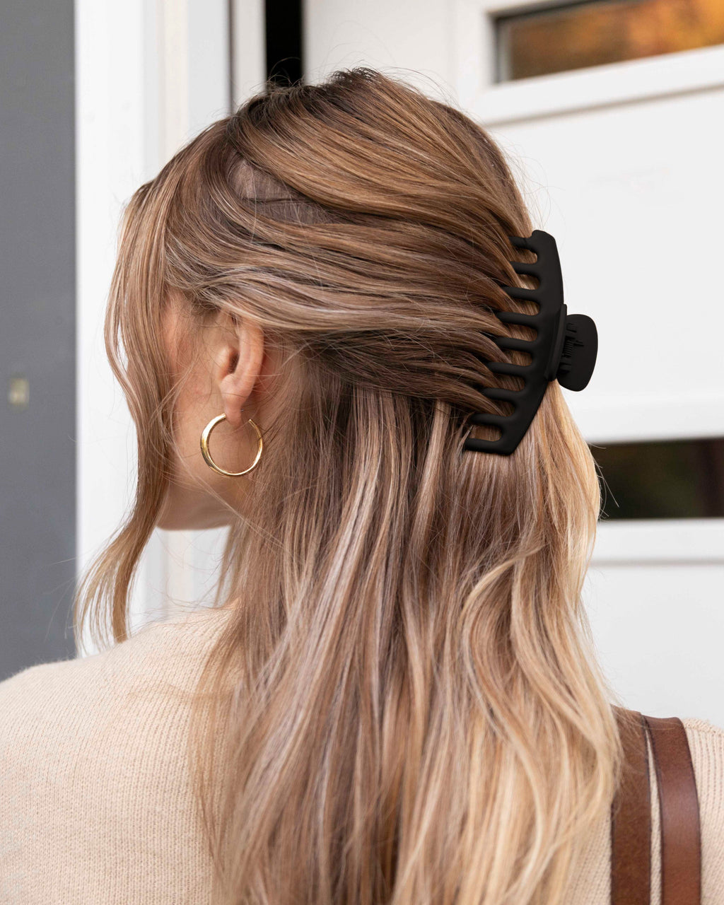 Hair clip claw, hair clip curly hair, hair clip claw styles, hair clip big, claw clip big, claw clip for thick hair, claw clip for braids, claw clip for thick curly hair, claw clip hairstyles, claw clip messy bun, claw clip medium hair, hair claw clip, y2k claw clip